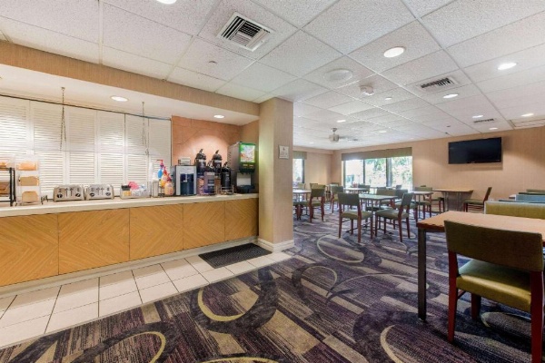 La Quinta Inn & Suites by Wyndham Fort Lauderdale Cypress Creek image 15